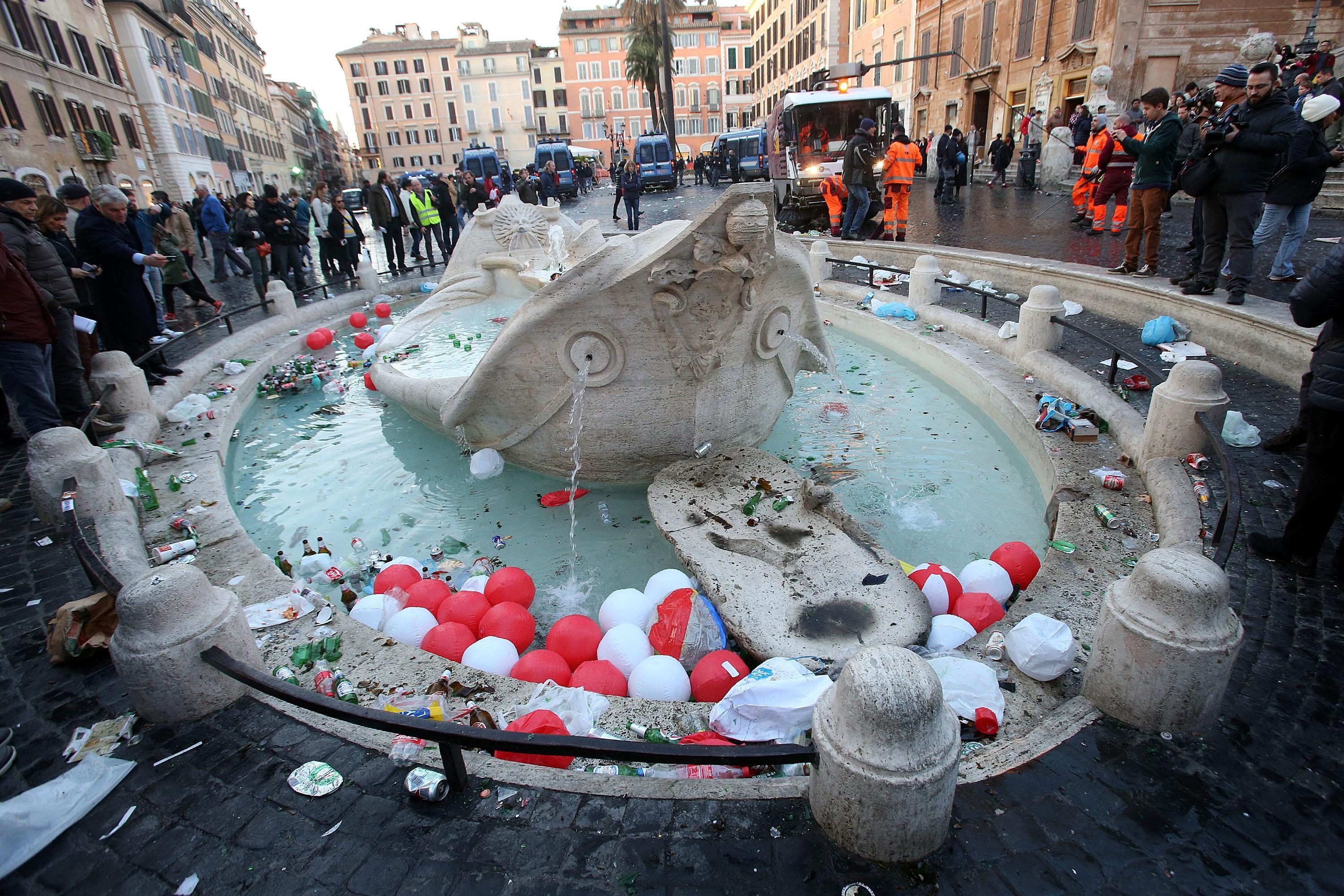 Barbarii din galeria lui Feyenoord au făcut prăpăd la Roma! / GALERIE FOTO