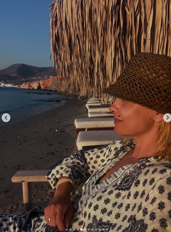 Cum a apărut Simona Gherghe pe plaja din Grecia. Într-un costum de baie din două piese, vedeta a atras atenția tuturor