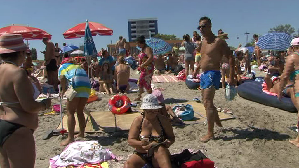 Bunele maniere n-au mai încăput în bagaj! Turiștii se plimbă în slipi pe străzile orașului Constanța
