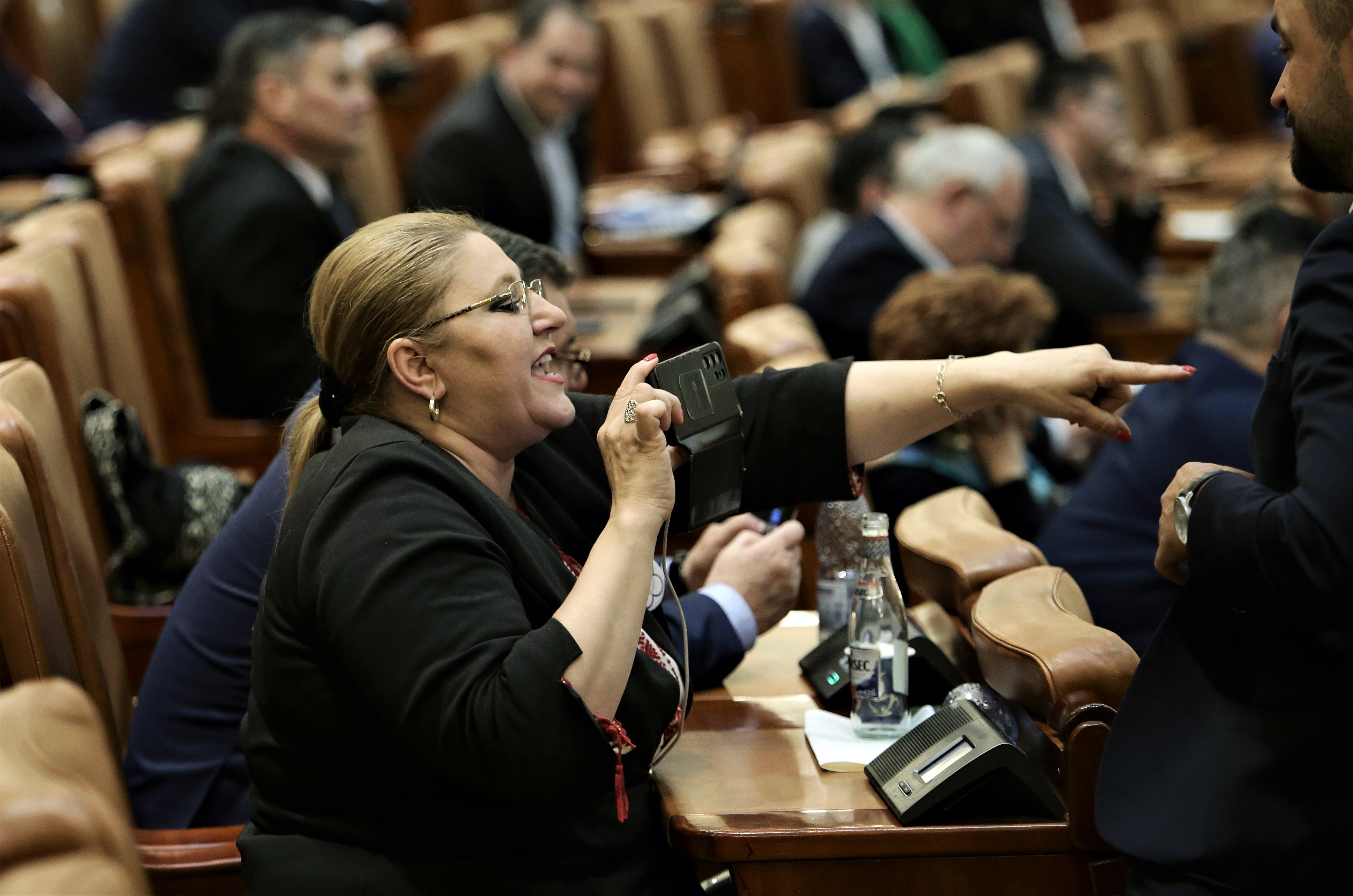 Ziua în care democrația a încasat patru gloanțe. Cum a schimbat AUR prin forță regulile din Parlament&nbsp;