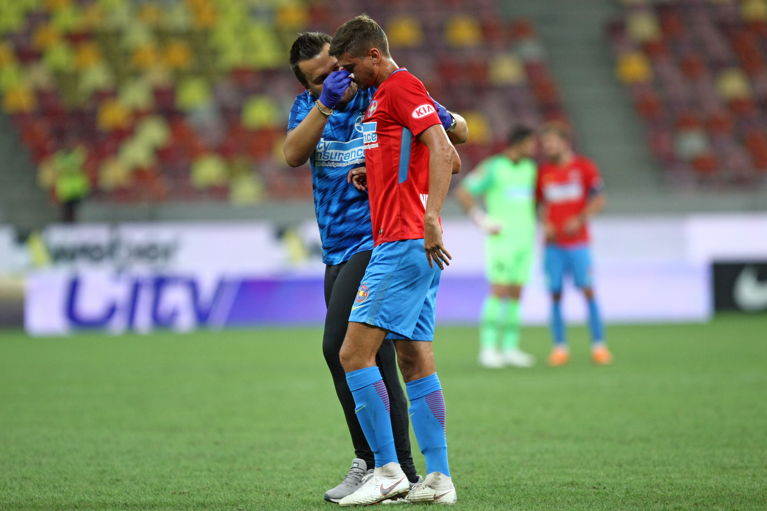 Sacrificiul lui Dragoș Nedelcu, fotbalistul FCSB care a terminat meciul cu Hajduk Split cu nasul spart de un obiect aruncat din tribune. Riscă un meci cu porțile închise! | FOTO