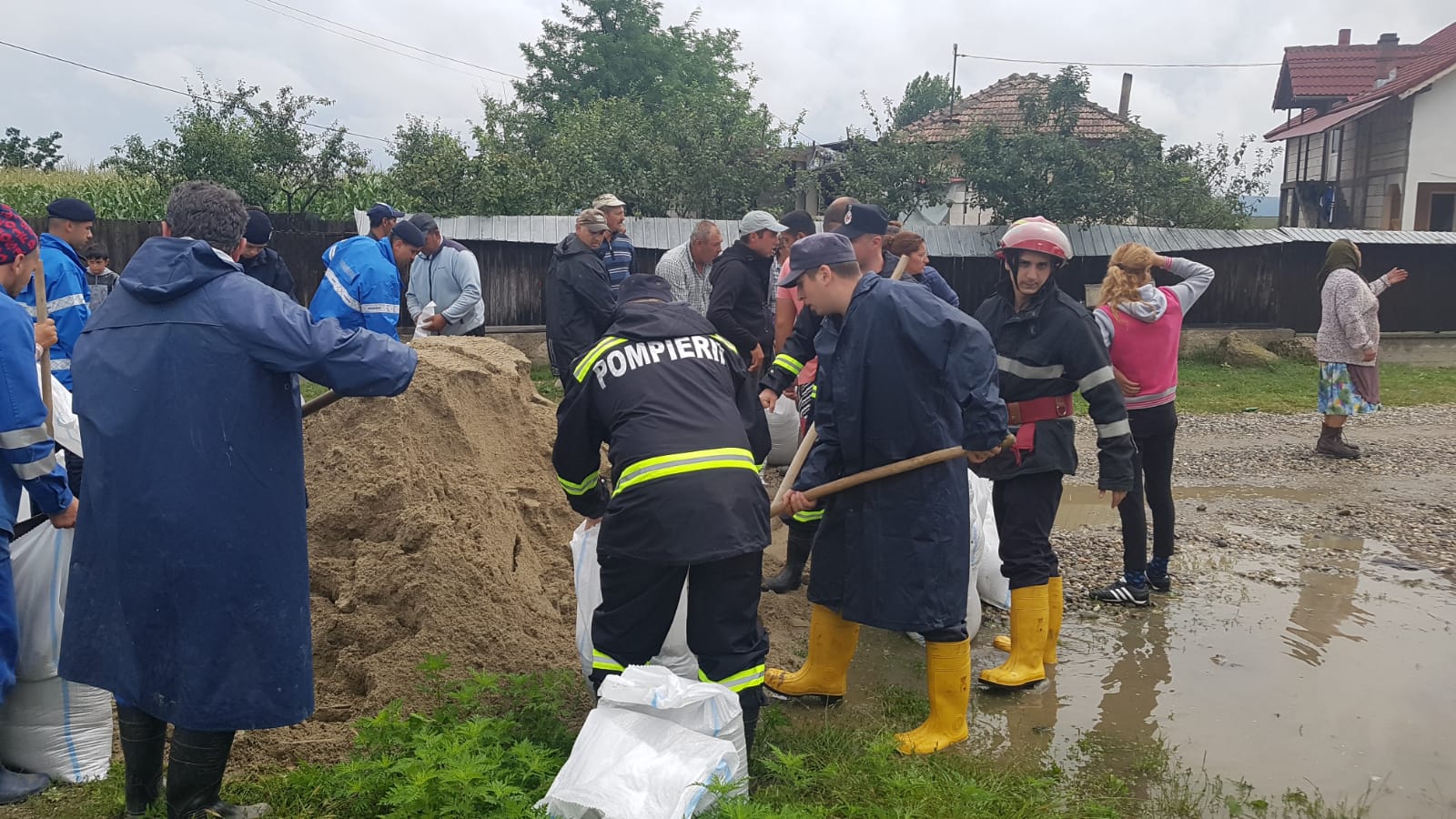 Aproape 70 de oameni au fost evacuați de jandarmi din case în Băbeni, Vâlcea. Râul Bistrița a ieșit din matcă / FOTO