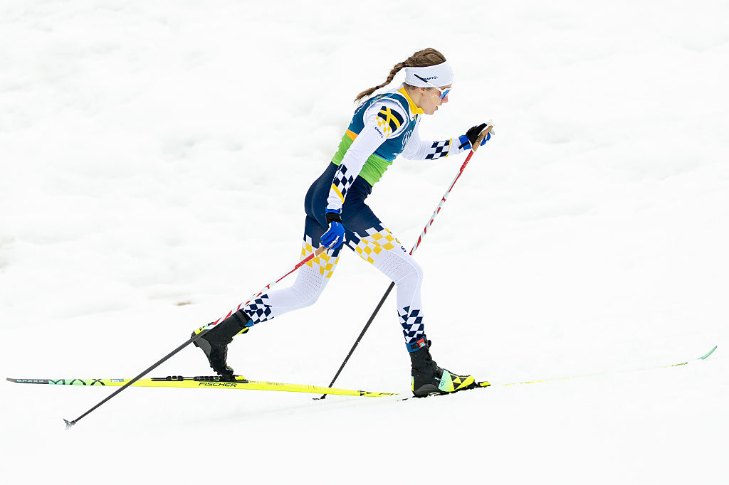 Kétszer is hatalmasat esett és még a lécét is elhagyta a svéd sífutó, az olimpiai aranyérembe került – videó