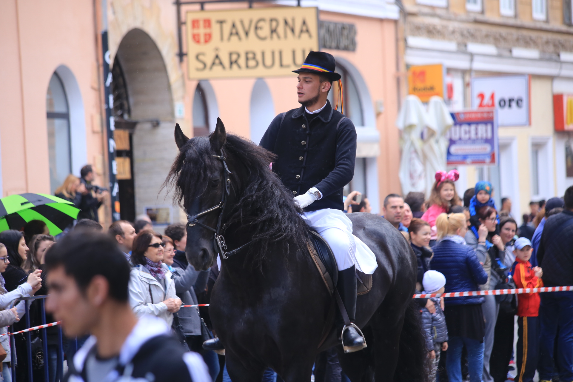 Mii de oameni au asistat la Parada Junilor la Brașov | GALERIE FOTO