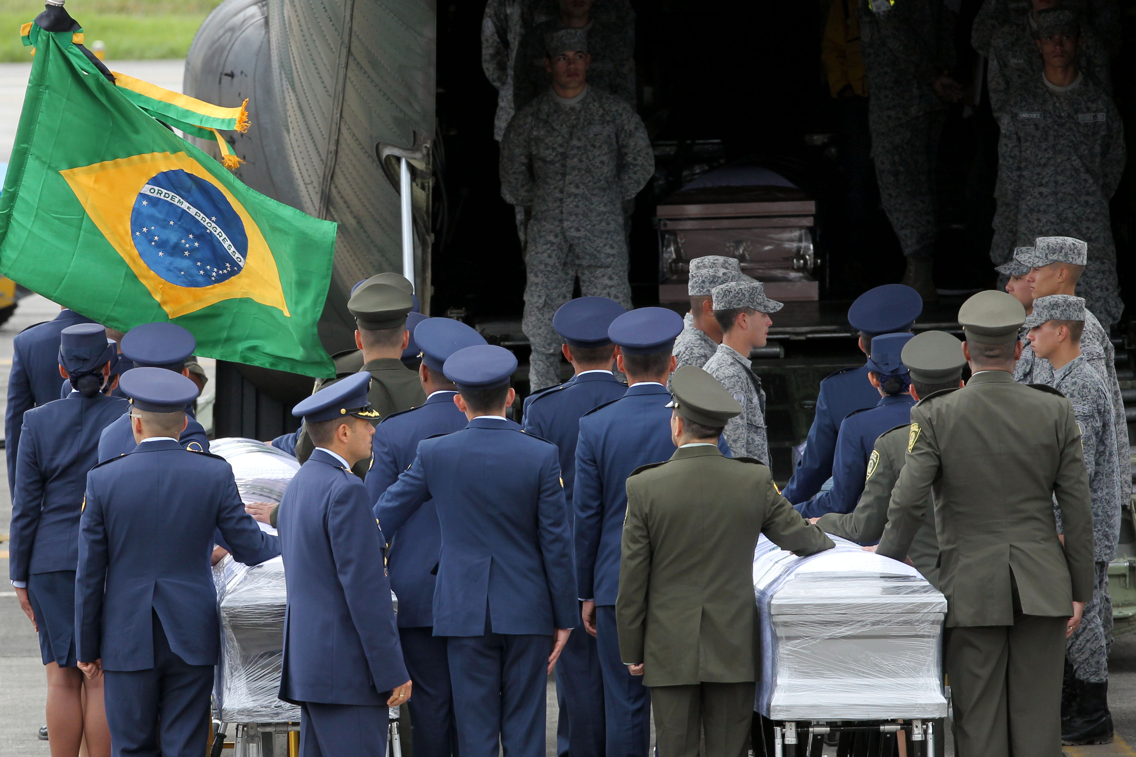 Avion prăbușit în Columbia. Ultimele detalii despre situaţia supravieţuitorilor | GALERIE FOTO
