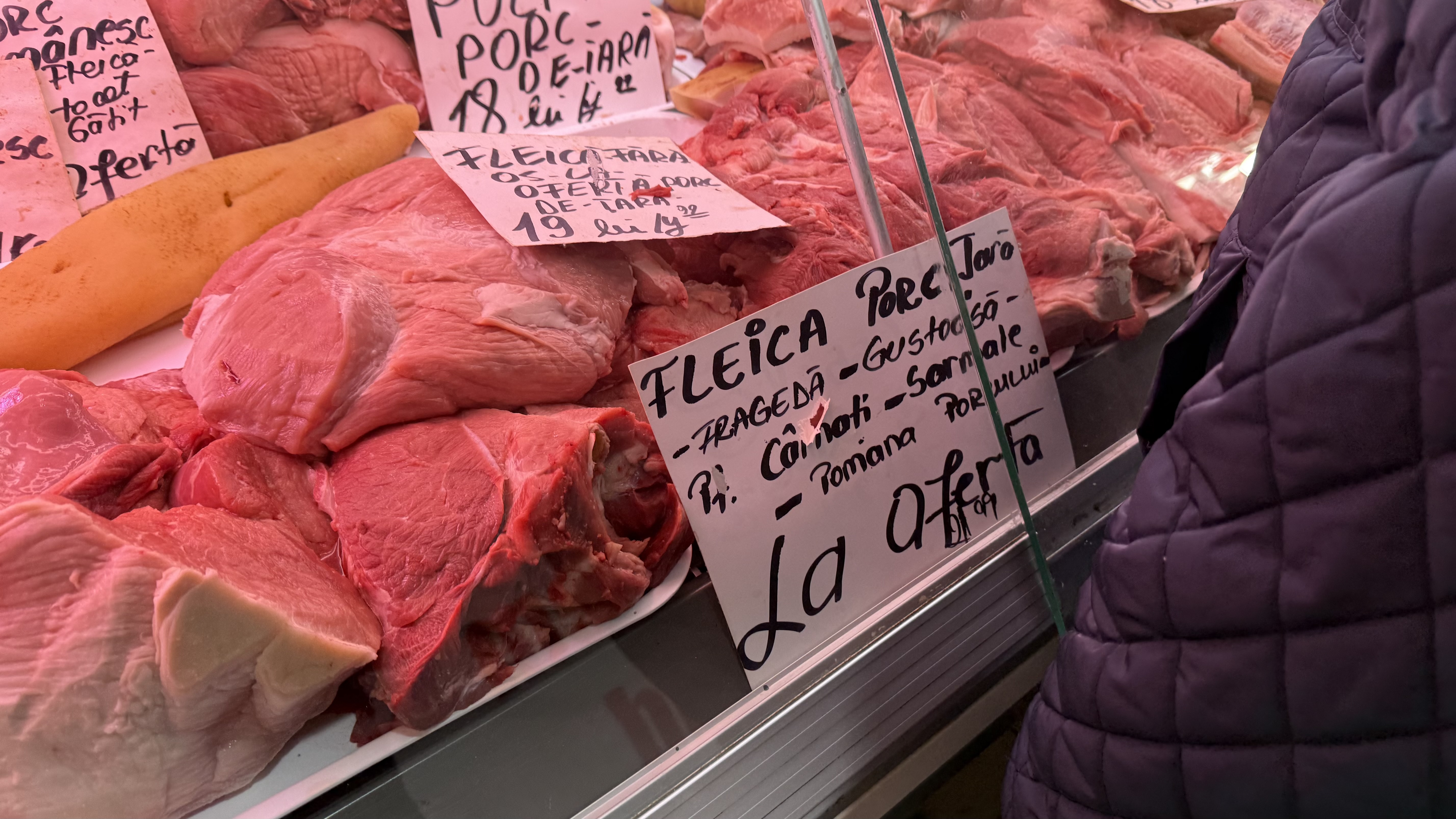 A început bătălia pentru carnea de porc. Reportaj în hala Obor: cât ne costă preparatele pentru sarmale și tobă?