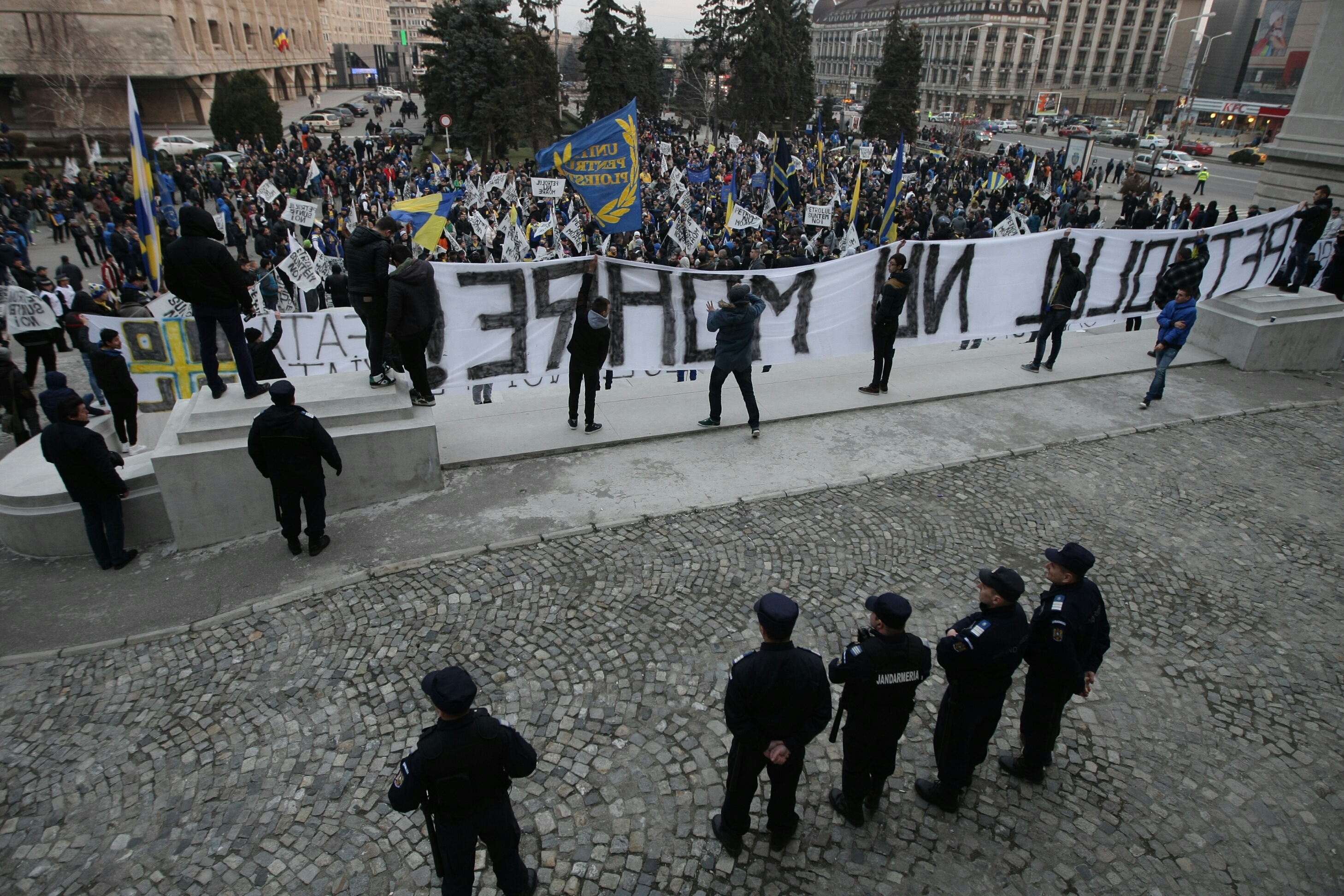 Miting al suporterilor Petrolului împotriva patronului / GALERIE FOTO