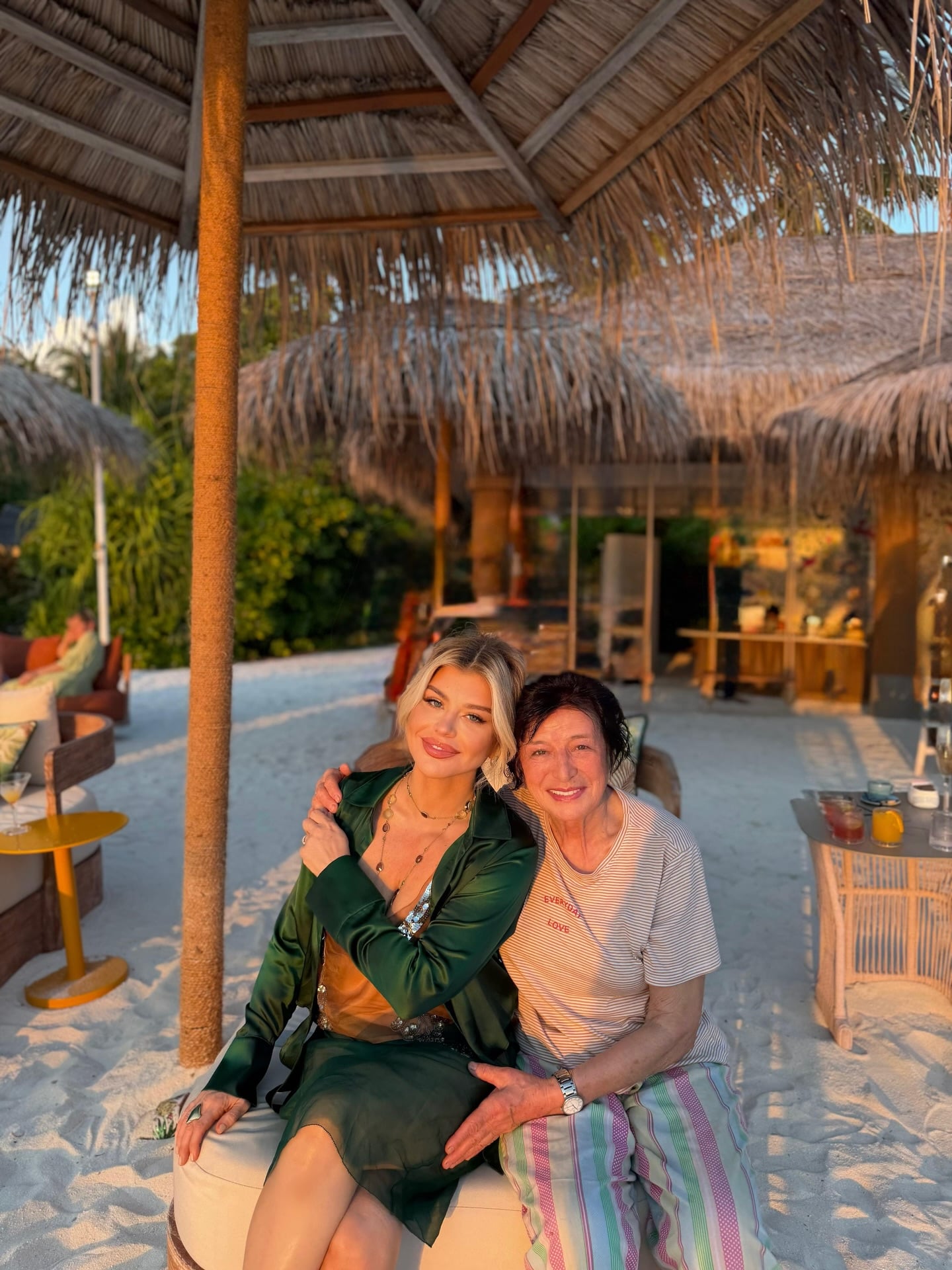 Imagini rare cu mama Loredanei Groza. Cele două se bucură de o vacanță în Maldive