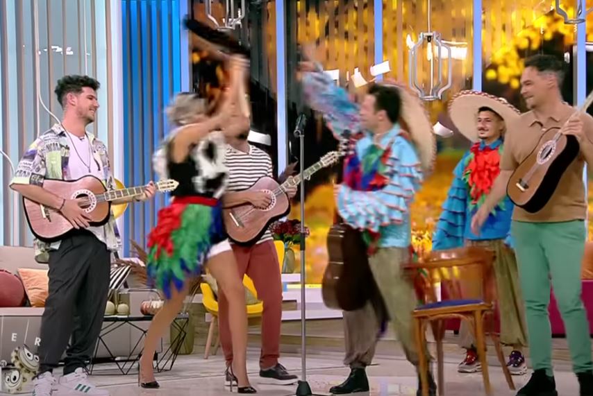 Ramona Olaru, deranjată de comentariile magicianului Robert Tudor la „Neatza cu Răzvan și Dani”. L-a lovit cu chitara în cap: „S-a supărat”