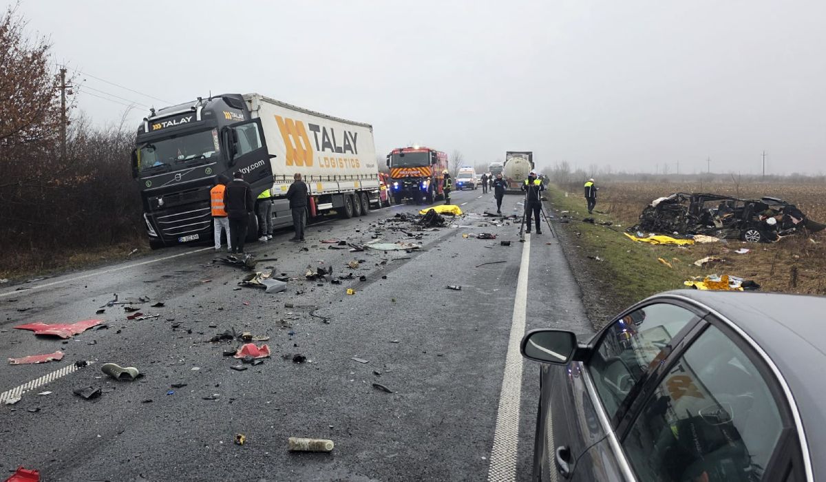 Șapte morți la Lugojel, într-un accident cu un TIR, o cisternă, un microbuz și un autoturism