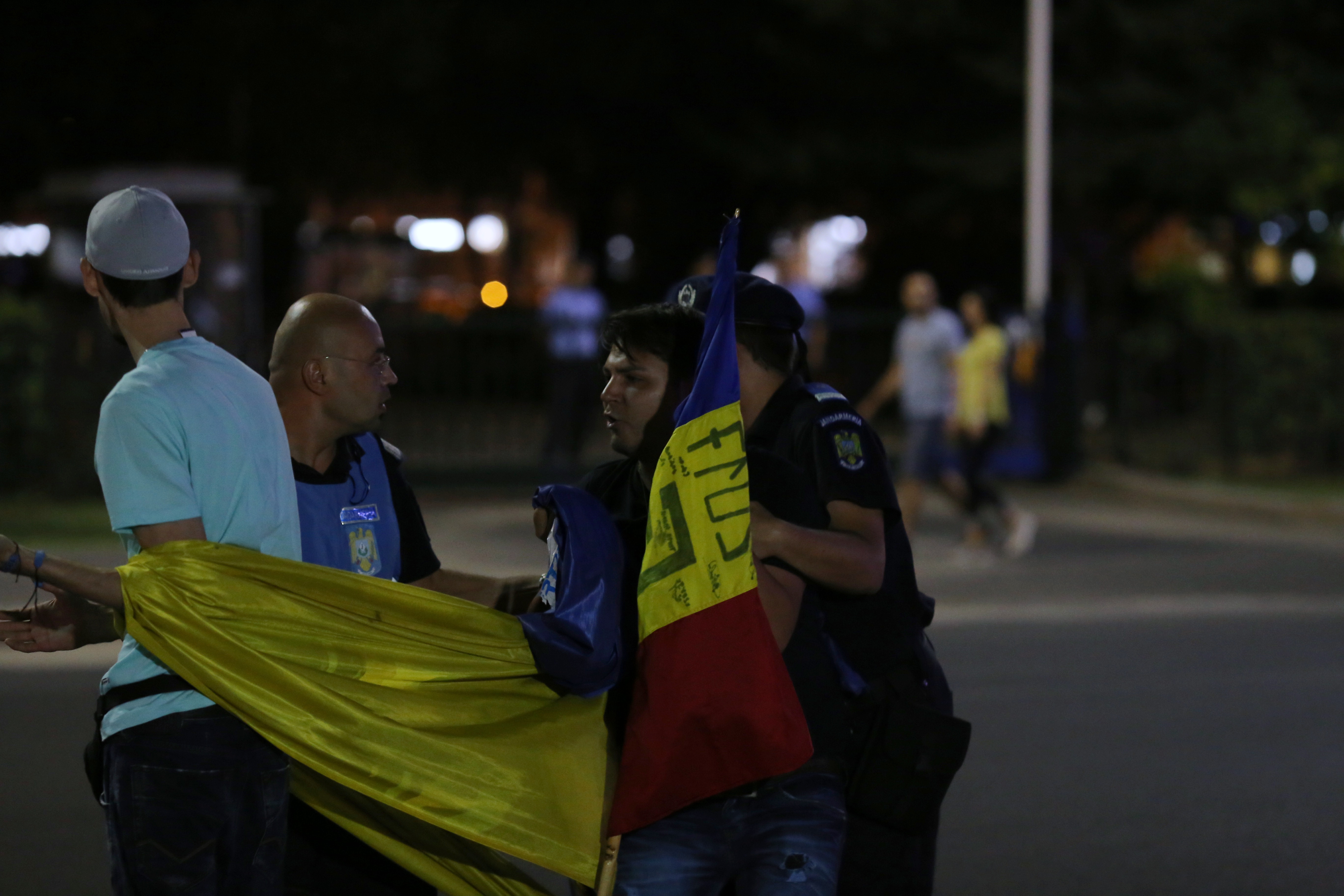 FOTO&VIDEO/ Peste 2.500 de oameni au protestat în Piața Victoriei faţă de modificările la legile justiţiei