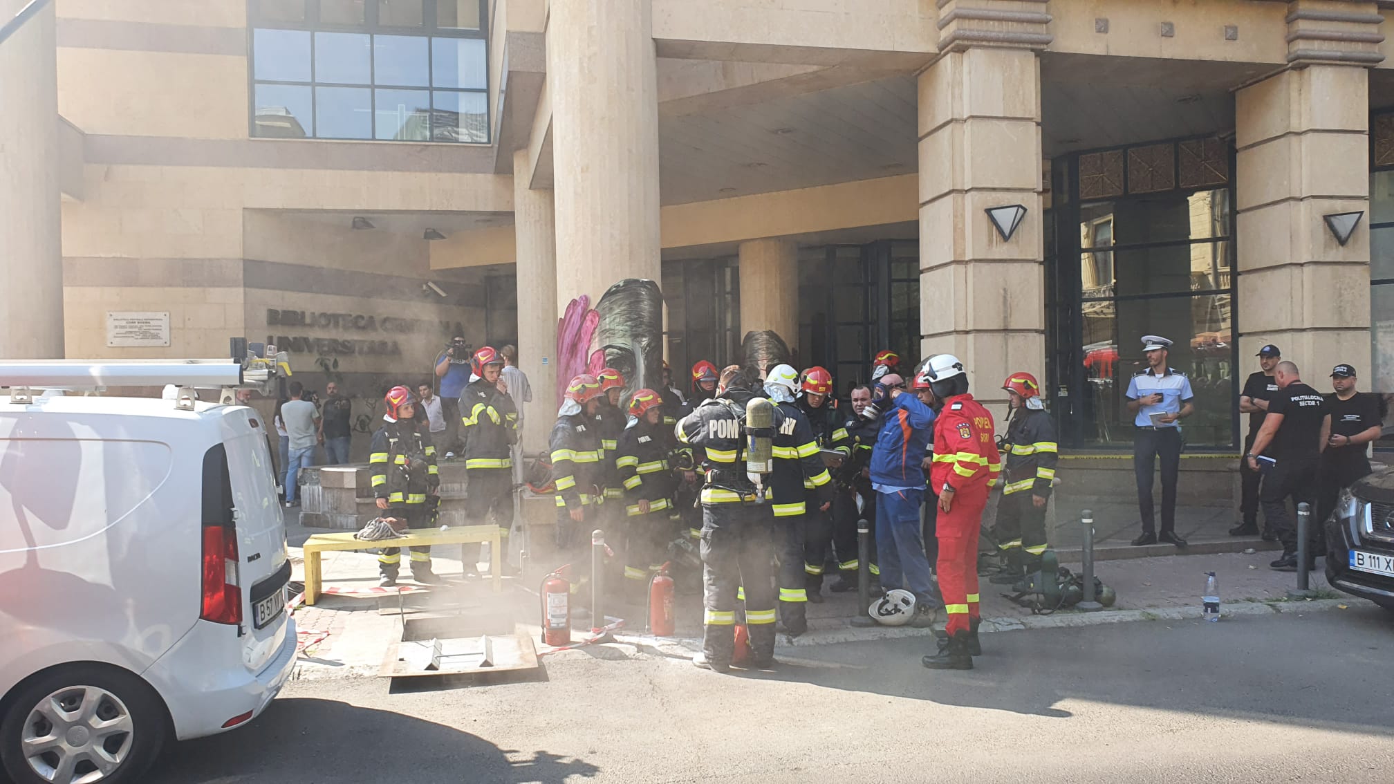 Un muncitor a murit în timp ce lucra într-un canal lângă Biblioteca Centrală Universitară din București. Bărbatul, surprins de un incendiu