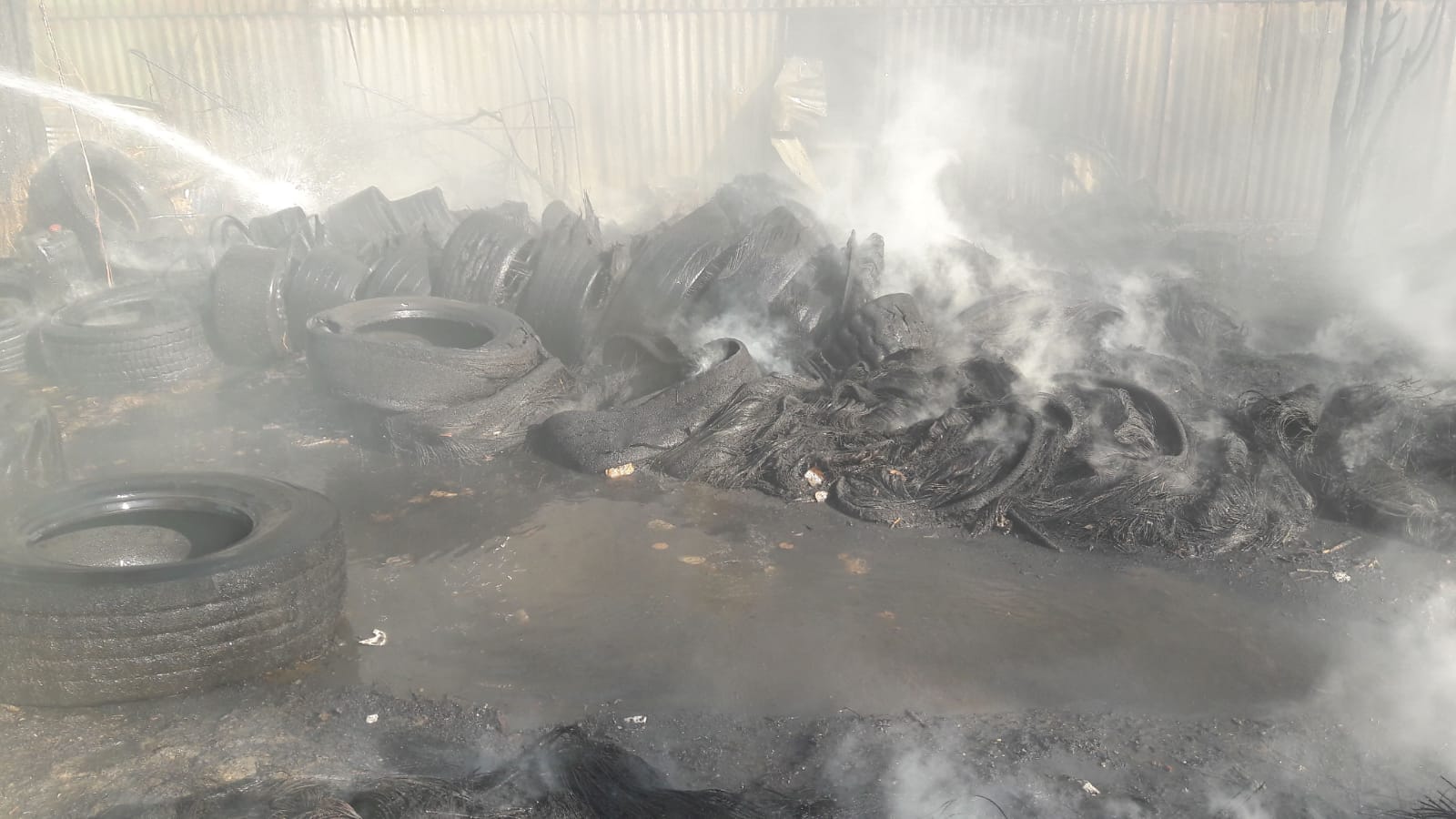 Incendiu puternic la un depozit de anvelope din Măgurele, lângă Centura Capitalei (FOTO)