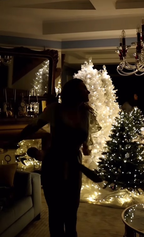 Imagini din sufrageria Annei Lesko, decorată de Crăciun. Are cinci brazi în living, pe care nu i-a împodobit cu globuri