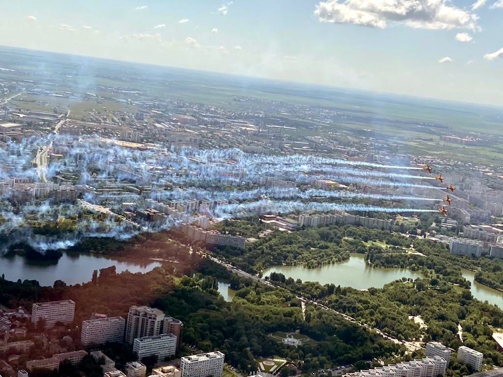 Piloţii de acrobație au survolat principalele spitale din Bucureşti, în semn de respect față de cadrele medicale. Imagini aeriene spectaculoase