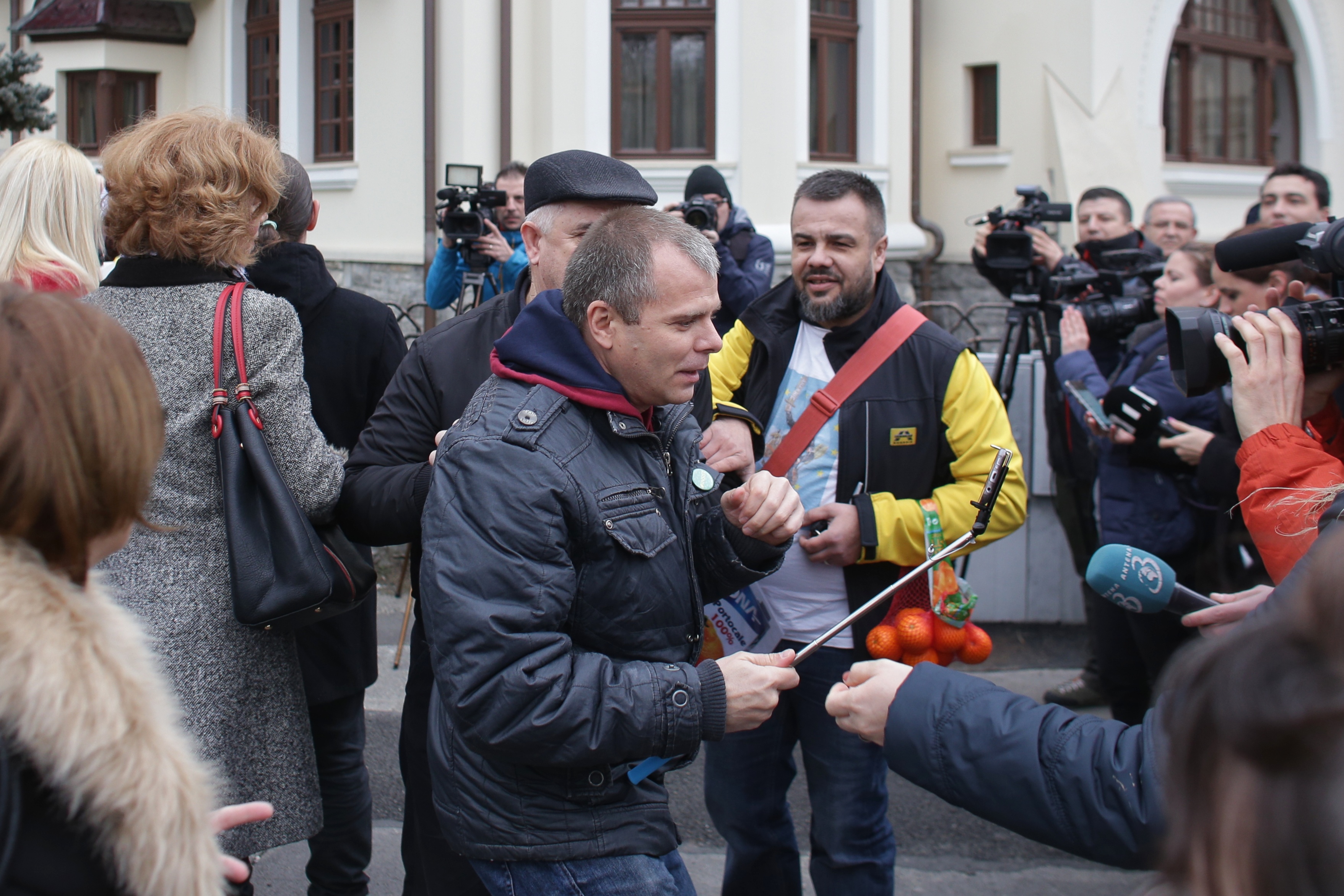 FOTO. Protest împotriva lui Iohannis la Palatul Cotroceni. Se cere anchetarea lui Kovesi