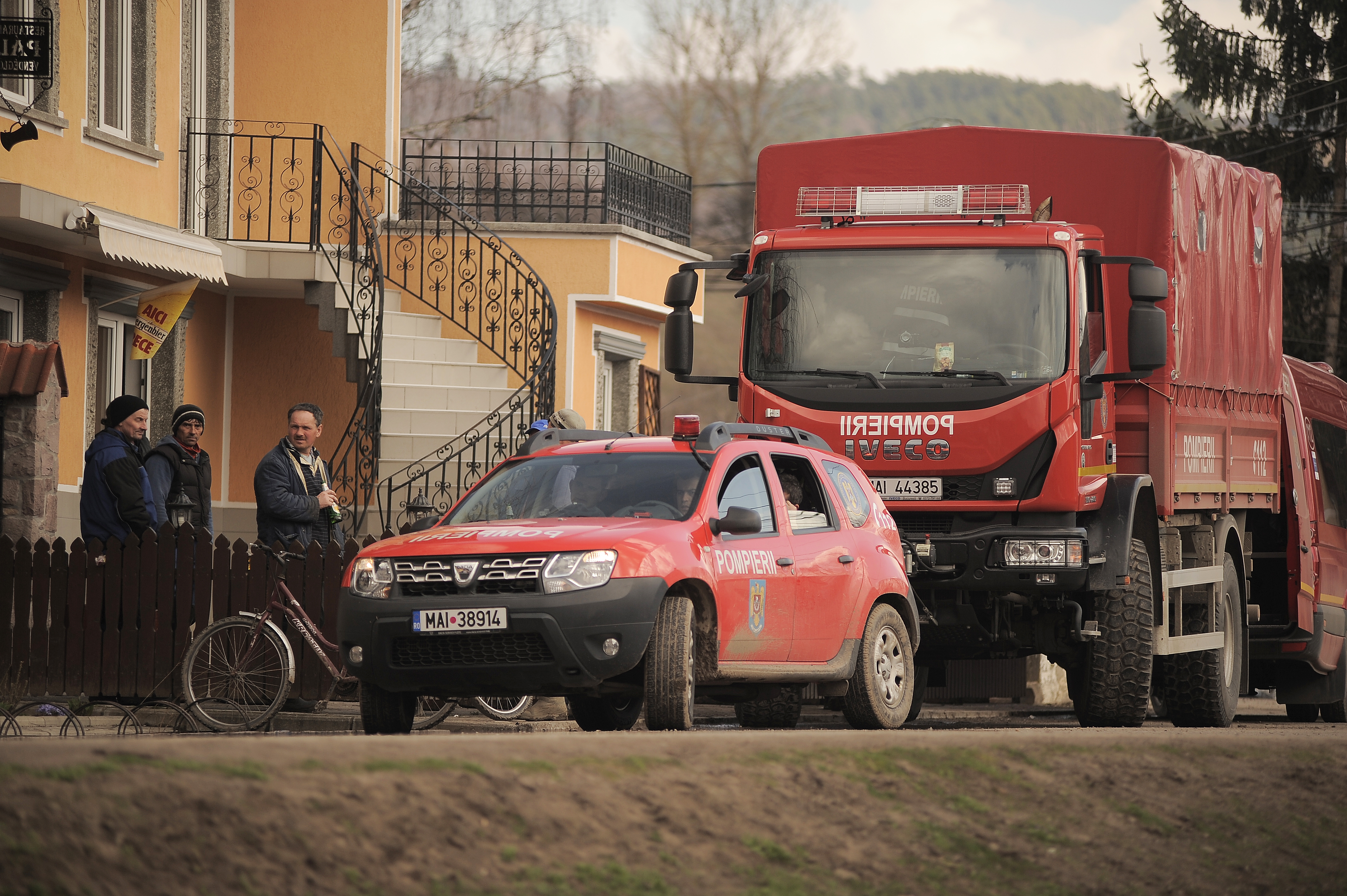 REPORTAJ: Ziua Maghiarilor, cu ghetele-n noroi, la Căpeni: "N-am mai ajuns să punem flori la monument. E înghiţit de apă“/FOTO