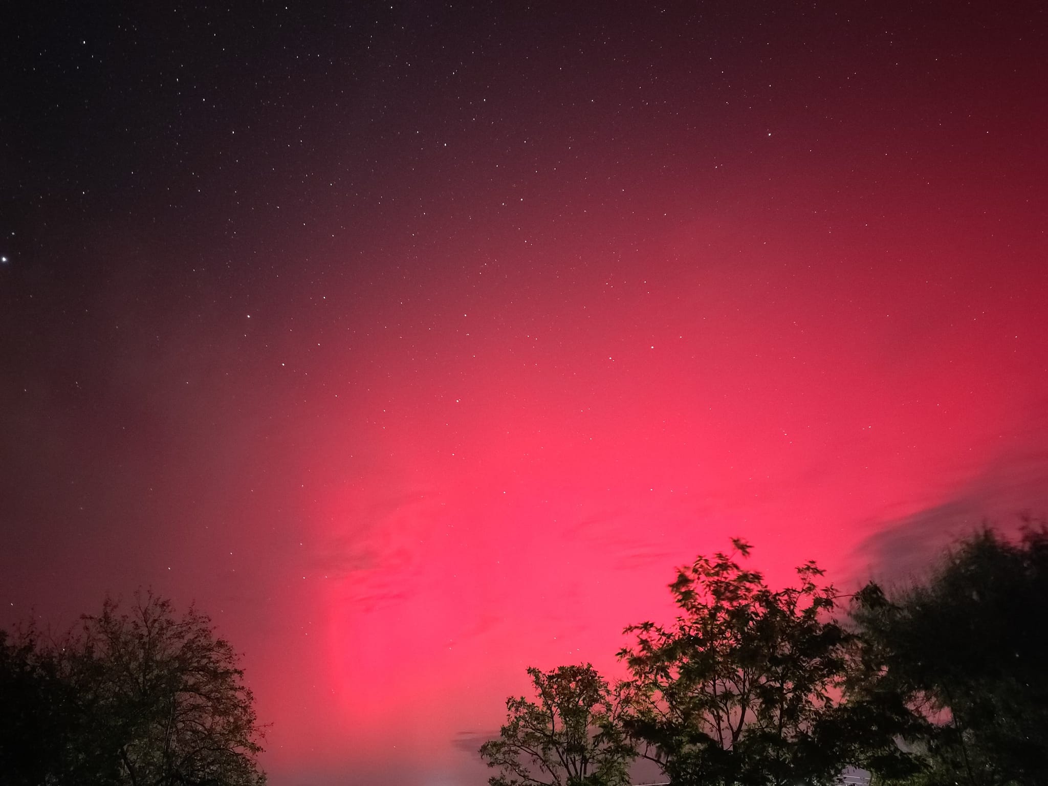 Aurora boreală, din nou vizibilă pe cerul României. „Spectacolul” a fost observat din aproape toate judeţele ţării