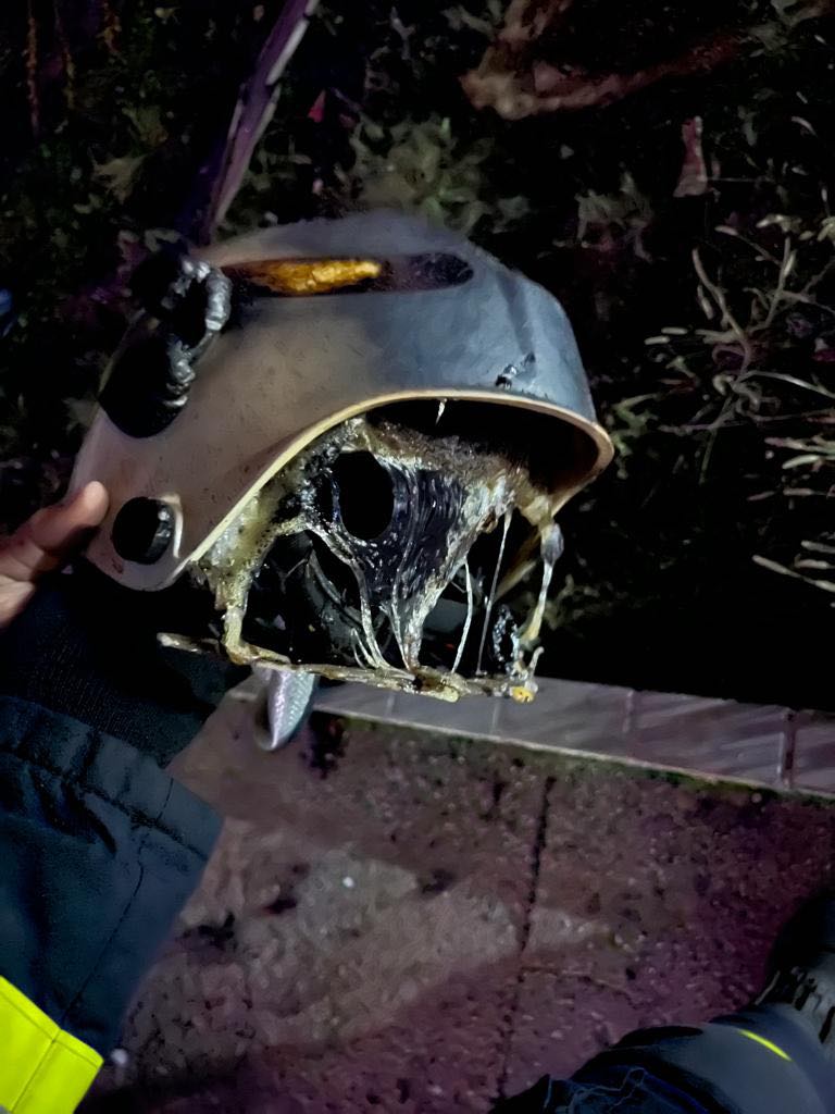 Imagini cu căștile topite ale pompierilor care au intervenit la Crevedia. „Echipamente uzate, uniforme găurite, roboții pot fi controlați doar la o distanță de 300 de metri”