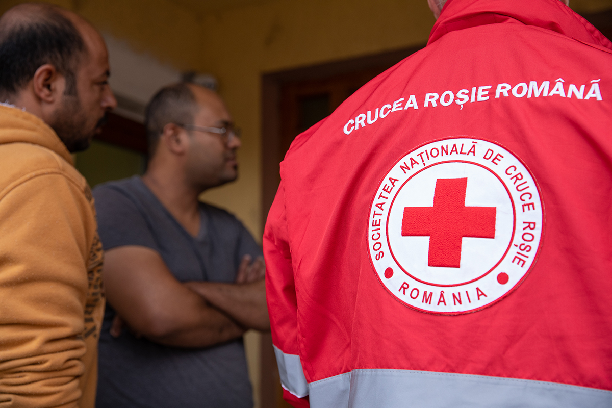 “Am venit aici să muncim, nu să mâncăm de la Crucea Roșie”. Disperarea a 45 de muncitori egipteni și tunisieni din Sibiu, abandonați de un afacerist care escrochează dându-se vărul lui Raed Arafat (I)