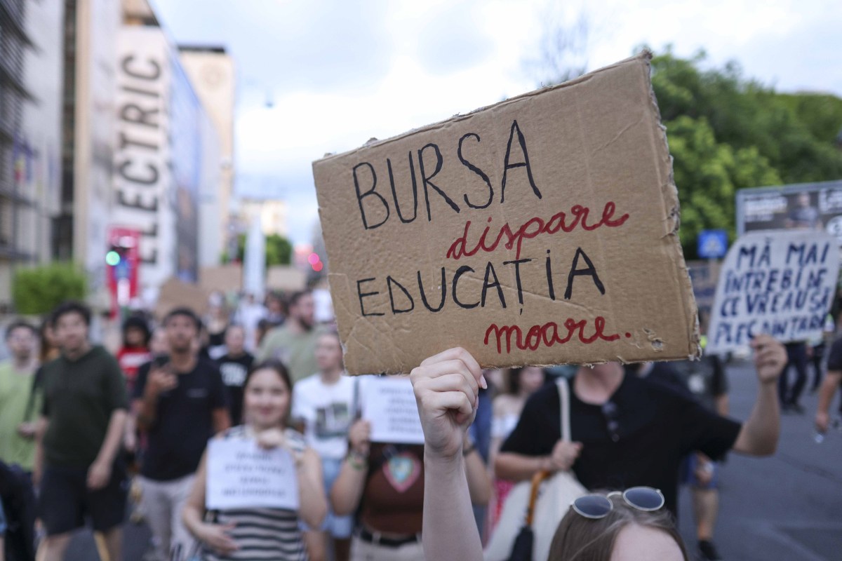 Studenții au protestat din nou în București, după anunțul că bursele vor fi tăiate de Guvernul Bolojan: „Nu din burse faceți averi”