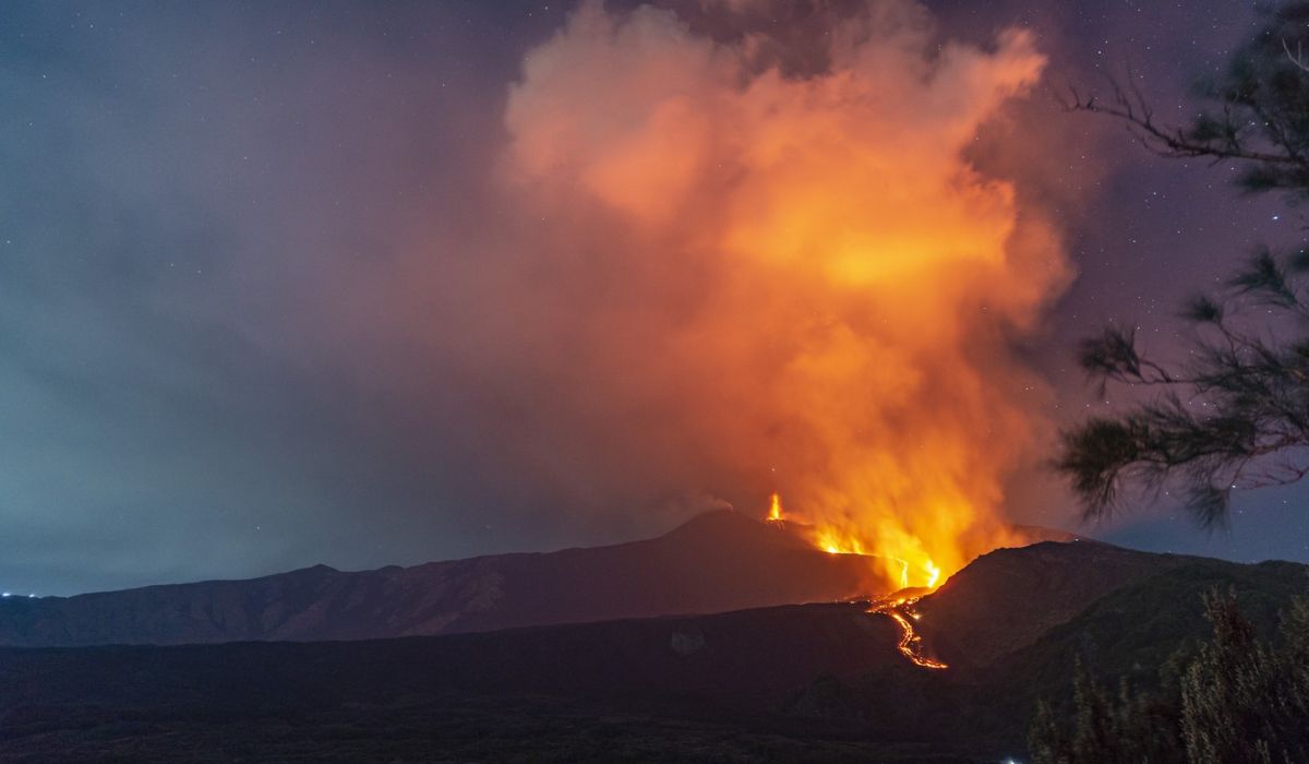 Vulcanul Etna a erupt cu un nor imens de cenușă: haos pe aeroportul din Catania, care a fost închis