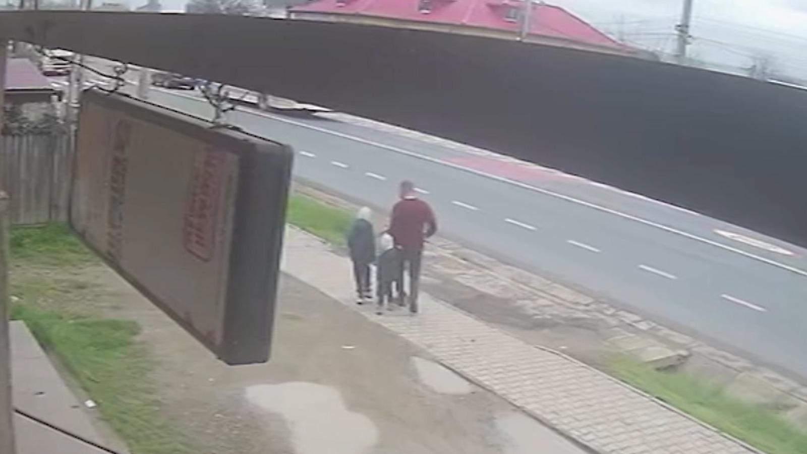 Zeci de oameni traversează cu lumânări aprinse pe trecerea de pietoni pe care un băiețel de 3 ani a fost strivit de un TIR, la Lețcani, în Iași | VIDEO