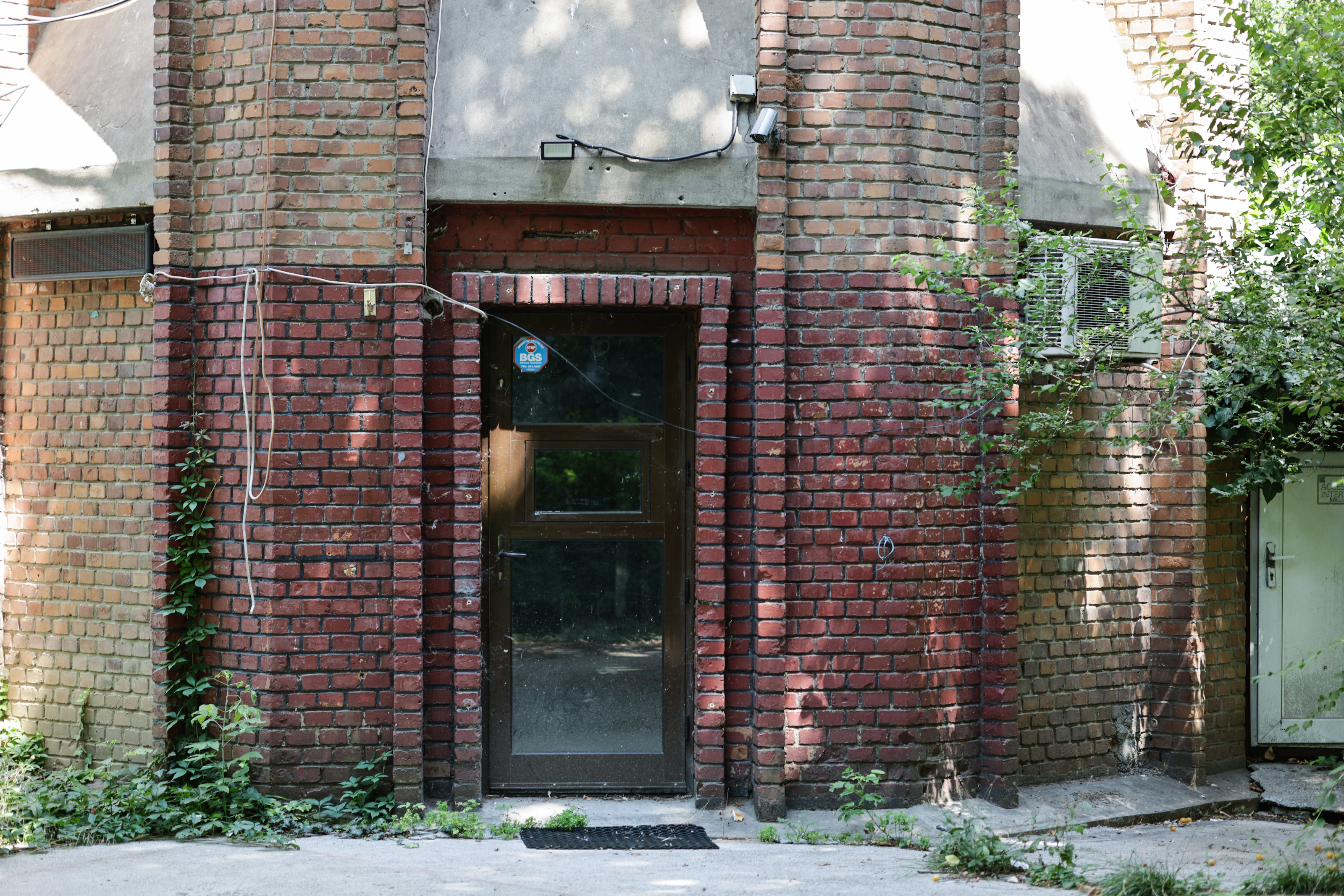 Un turn cu aspect medieval în mijlocul Bucureștiului. Povestea construcției care îi face pe trecători să se oprească din drum