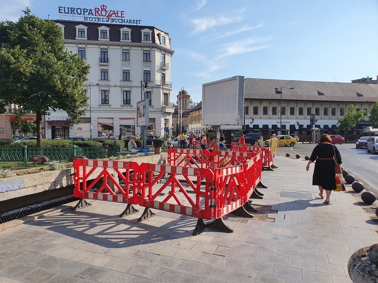 Trotuarul din Piața Unirii din București, la nici un an de la reabilitare: dale de granit desprinse, unele crăpate, altele lipsesc