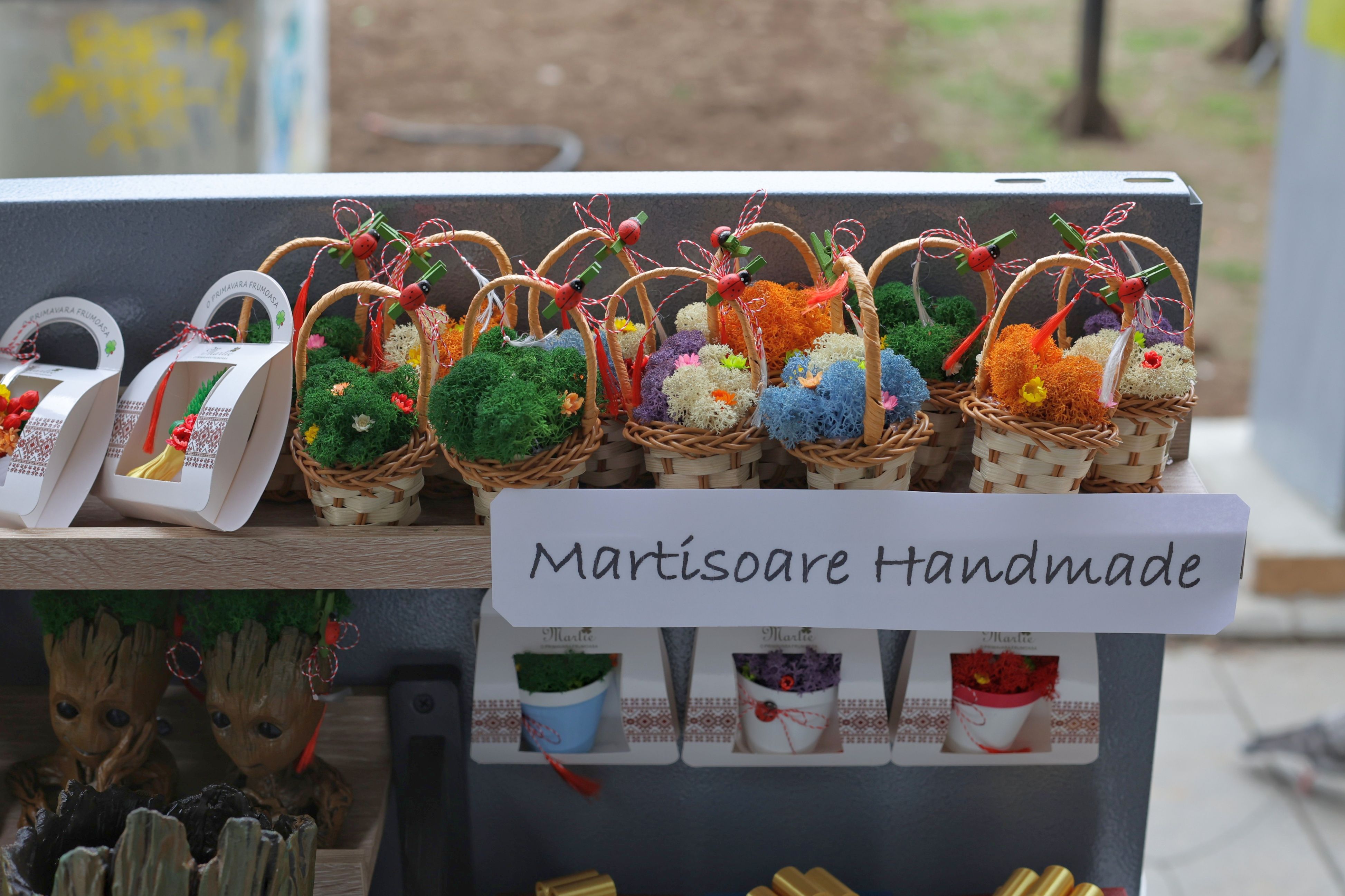 Vizită prin târgurile de mărțișoarele handmade din București. „Toată vara lucrez pentru a aduce zâmbete în luna martie”