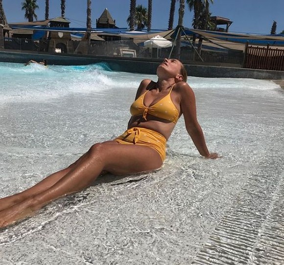 Imagini rare cu Andreea Esca în costum de baie. A petrecut câteva zile în Grecia alături de soțul ei