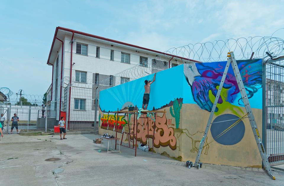 Artă în Penitenciarul Vaslui! Deținuții și artiștii au desenat cot la cot pereții pușcăriei
