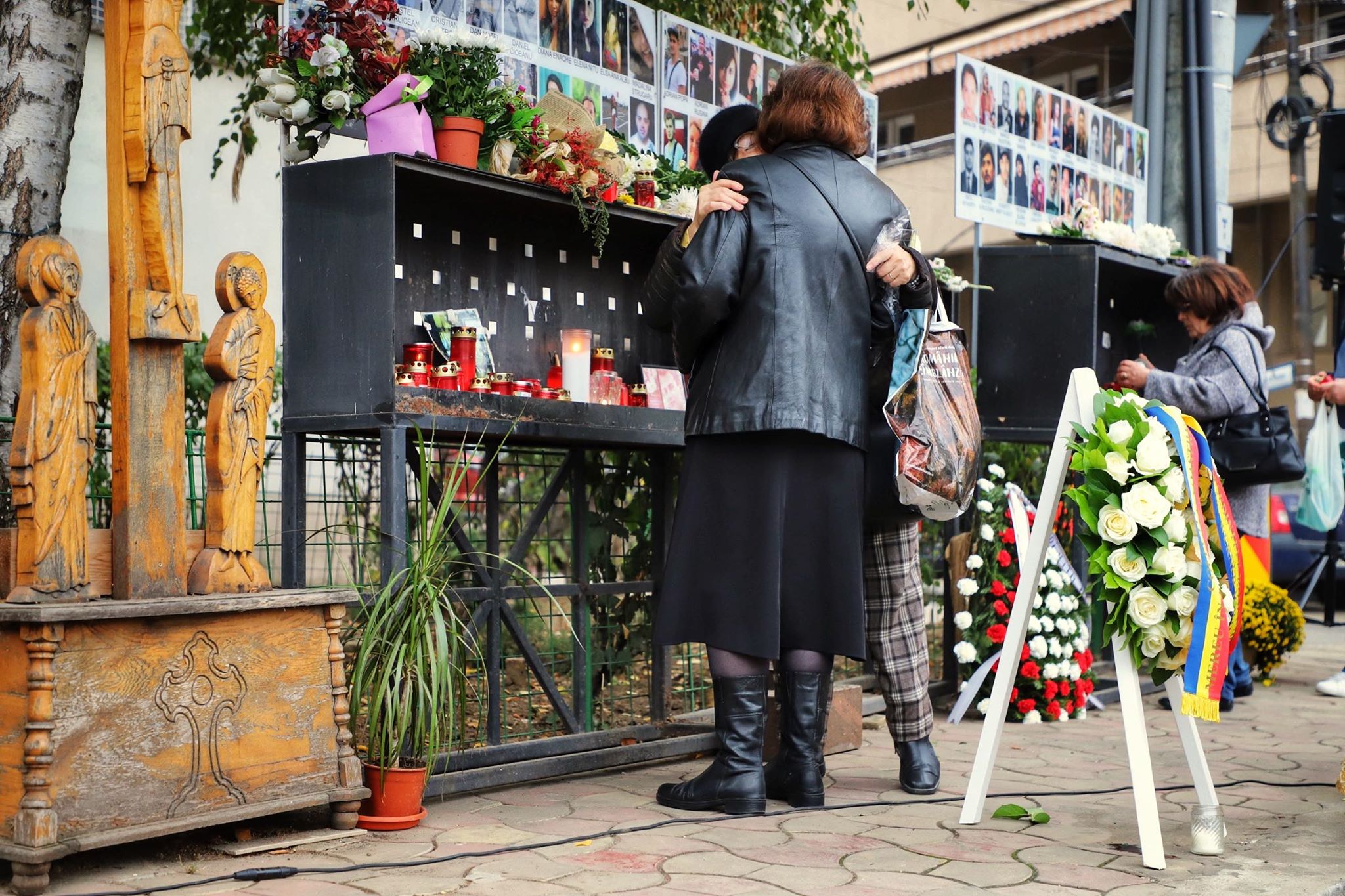 Flori și lacrimi la altarul Colectiv. Oamenii au adus un omagiu pentru cele 64 de victime