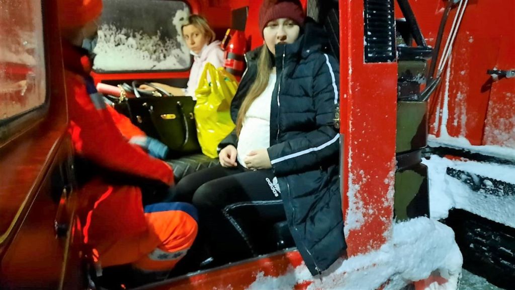 VIDEO | Două femei însărcinate au fost preluate cu şenilatele ISU Dobrogea. O alta a născut acasă, asistată de echipajul de la Ambulanță