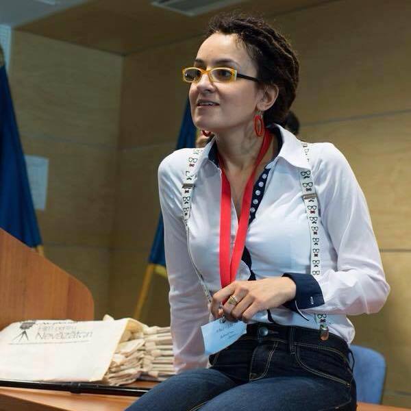 OPINIE/ O învățătoare critică aspru evaluarea la clasa a-II-a: "Subiecte gen «Imaginați-vă la muzeu» îi frustrează pe copiii de la țară"