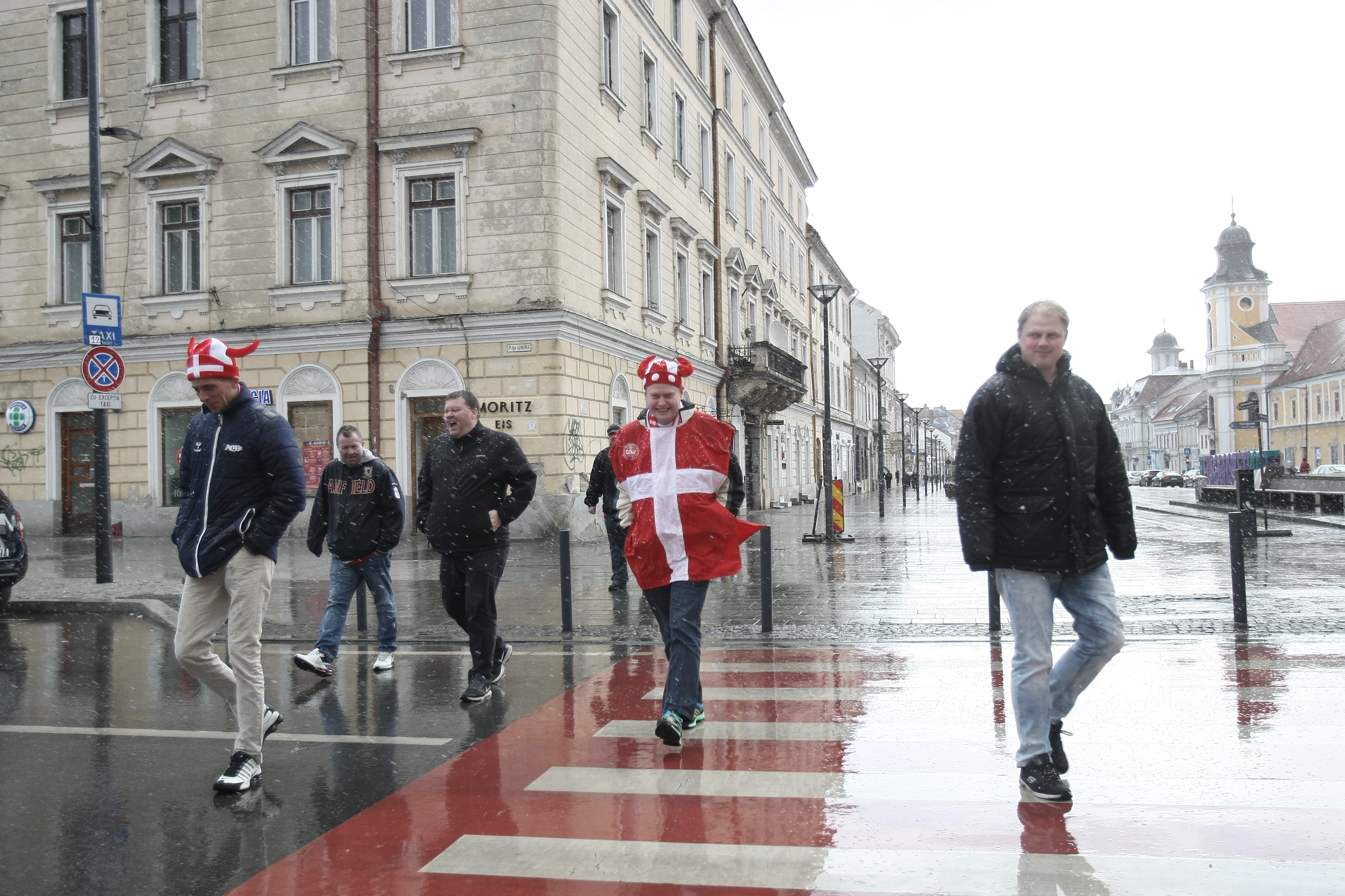 Suporterii danezilor s-au plimbat prin lapoviță și ninsoare prin centrul Clujului! Balint și Stelea s-au intersectat cu ei | FOTO & VIDEO