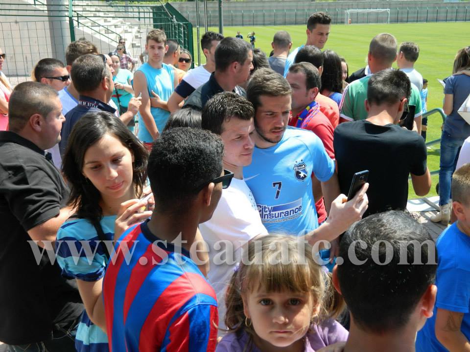GALERIE FOTO / Suporteri campioni! Fanii s-au înghesuit să-i vadă pe stelişti la antrenament