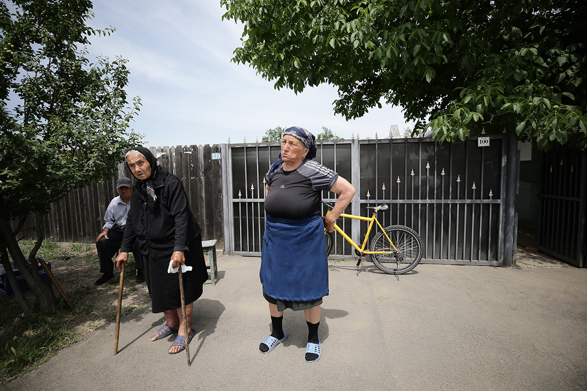 REPORTAJ Alegeri 2024 | Poliție, jandarmi și o bunică speriată de propria nepoată la Belciugatele: „M-a făcut în tot felul că am urcat în mașina primarului!”