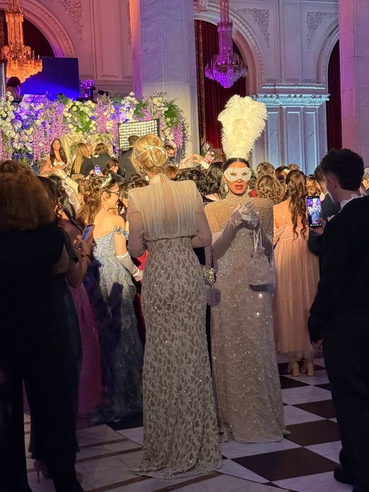 Imagini cu vedetele la Balul Mascat Bridgerton. Adelina Pestrițu și Nicole Cherry au atras atenția cu ținutele spectaculoase