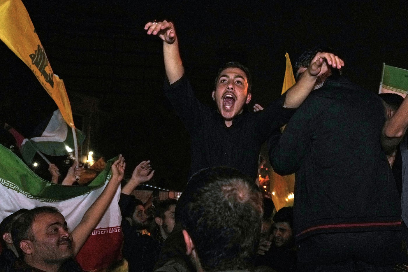 Imagini din Iran, unde mii de oameni au sărbătorit în stradă atacul cu rachete asupra Israelului | VIDEO