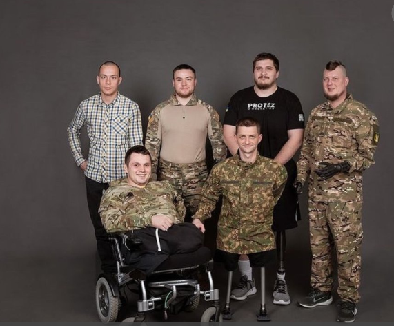 Eroul ucrainean care și-a pierdut brațele și vederea la un ochi, în luptele cu rușii, și-a deschis o pizzerie: „Pentru fiicele mele nu m-am lăsat doborât”