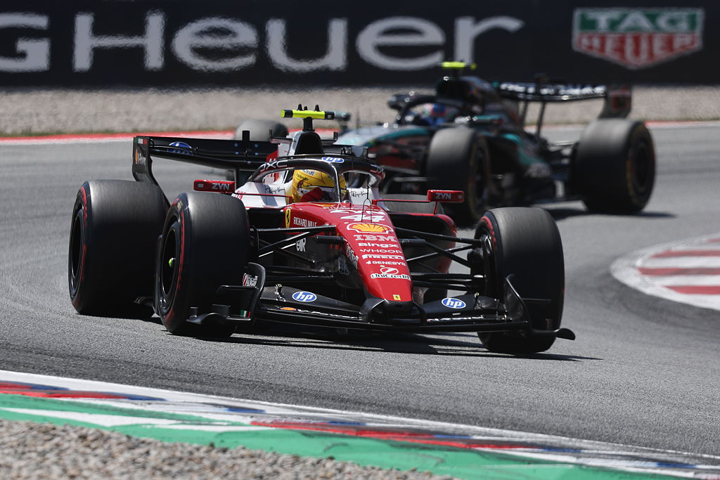Káosz és dráma: Lewis Hamilton Barcelonában szerezte meg első ferraris futamgyőzelmét – videó