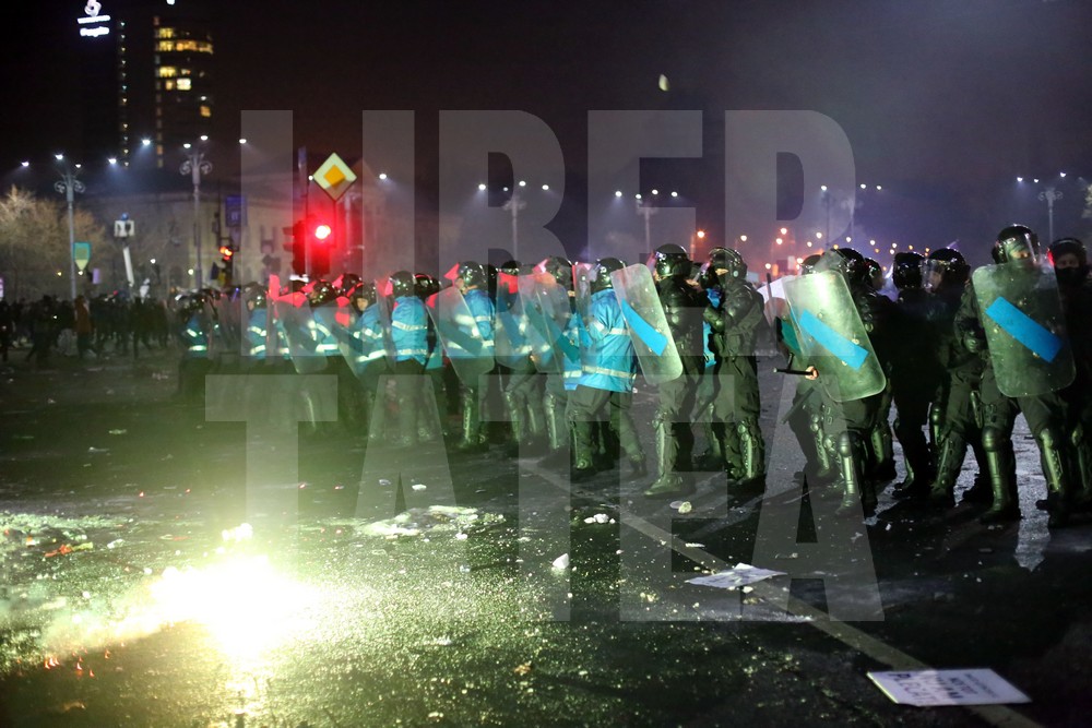 Violențe între ultrași și jandarmi, miercuri seară, în Capitală, pe finalul protestelor / FOTO & VIDEO