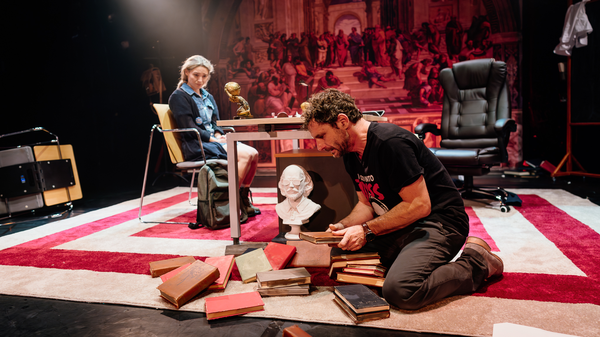 INTERVIU | Abuzul de putere dintre un profesor și o studentă, explorat într-un spectacol de teatru: „Pune sub lupă responsabilitatea actului educațional”