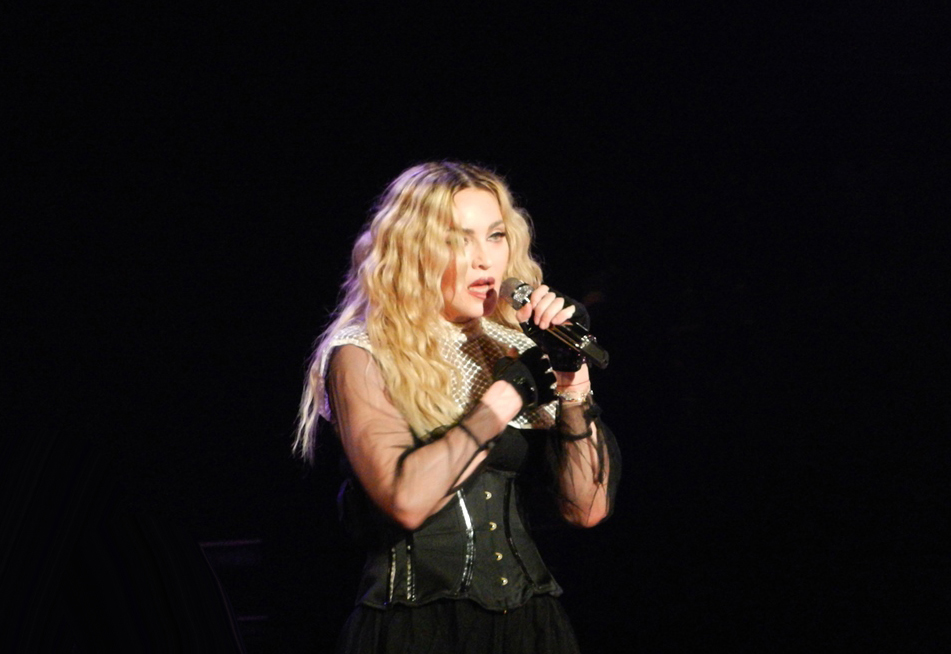 Paparazzi fotókon a 66 éves Madonna! Egy 28 éves sráccal kapták le a dívát