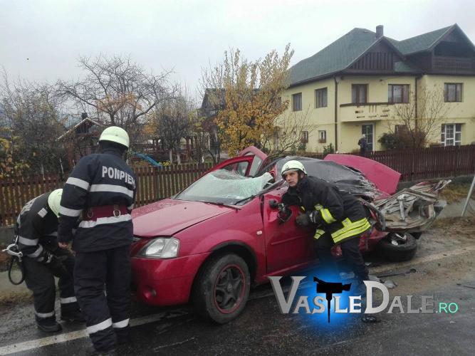 Un autotren cu nisip s-a răsturnat peste un autoturism, în Maramureș. Cinci victime, din care trei încarcerate | FOTO