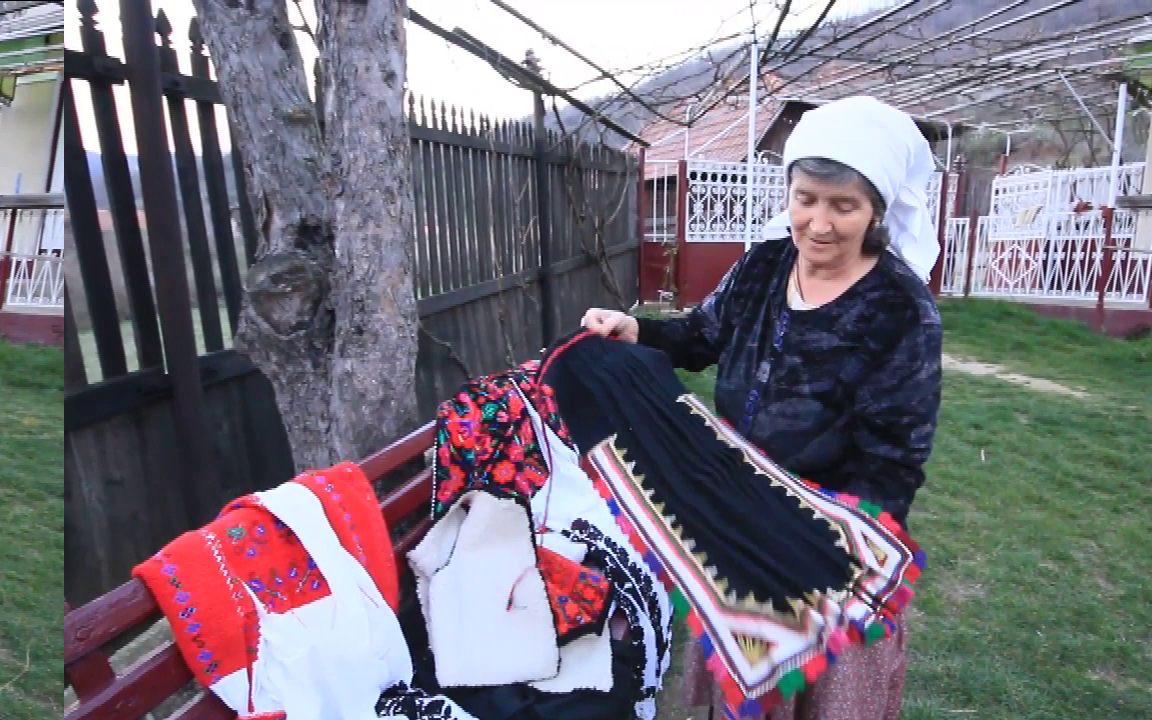 Cămășile de nuntă din Ținutul Pădurenilor, straiele tradiționale pe cale de dispariție