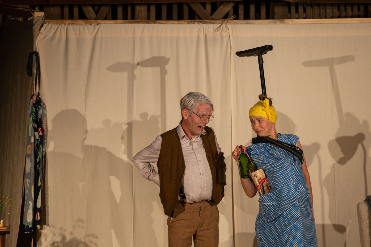 “Cultură’n șură”. O trupă de tineri artiști transformă curțile sătenilor în scene de teatru, de opt ani: “Dacă locuiești într-un sat, nu înseamnă că trebuie să fii izolat cultural”