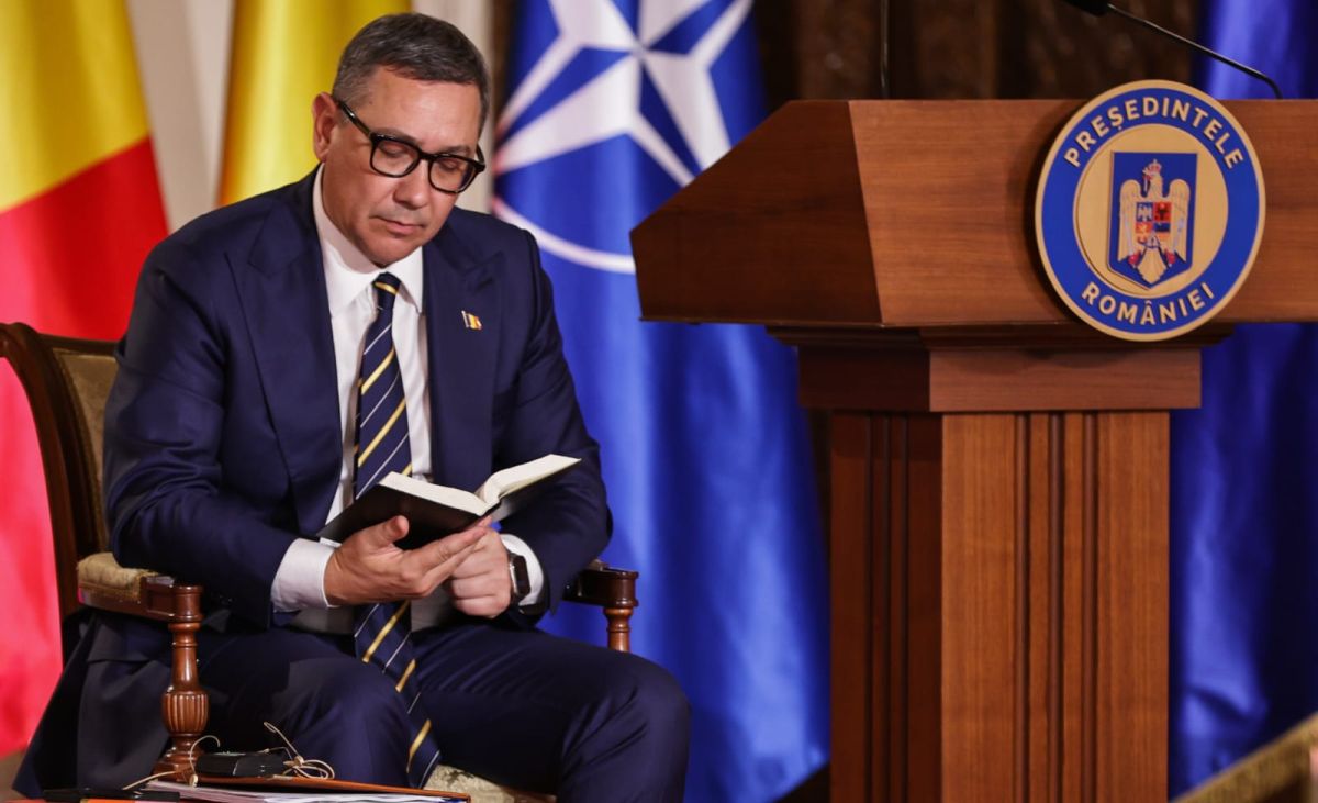 Imaginile nevăzute la dezbaterea electorală de la TVR, la care n-a vrut să vină George Simion. Ce carte citea Victor Ponta