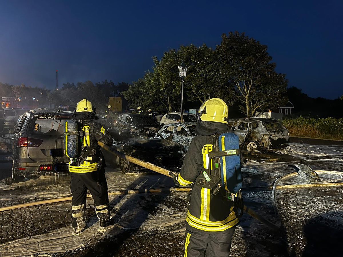 13 mașini incendiate, pe o insulă de vacanță din Germania. Cel care a pus focul nu a fost prins